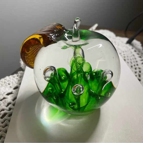 CAITHNESS WINDFALL Scotland Paperweight Apple Hand Blown Glass Signed - Picture 5 of 7